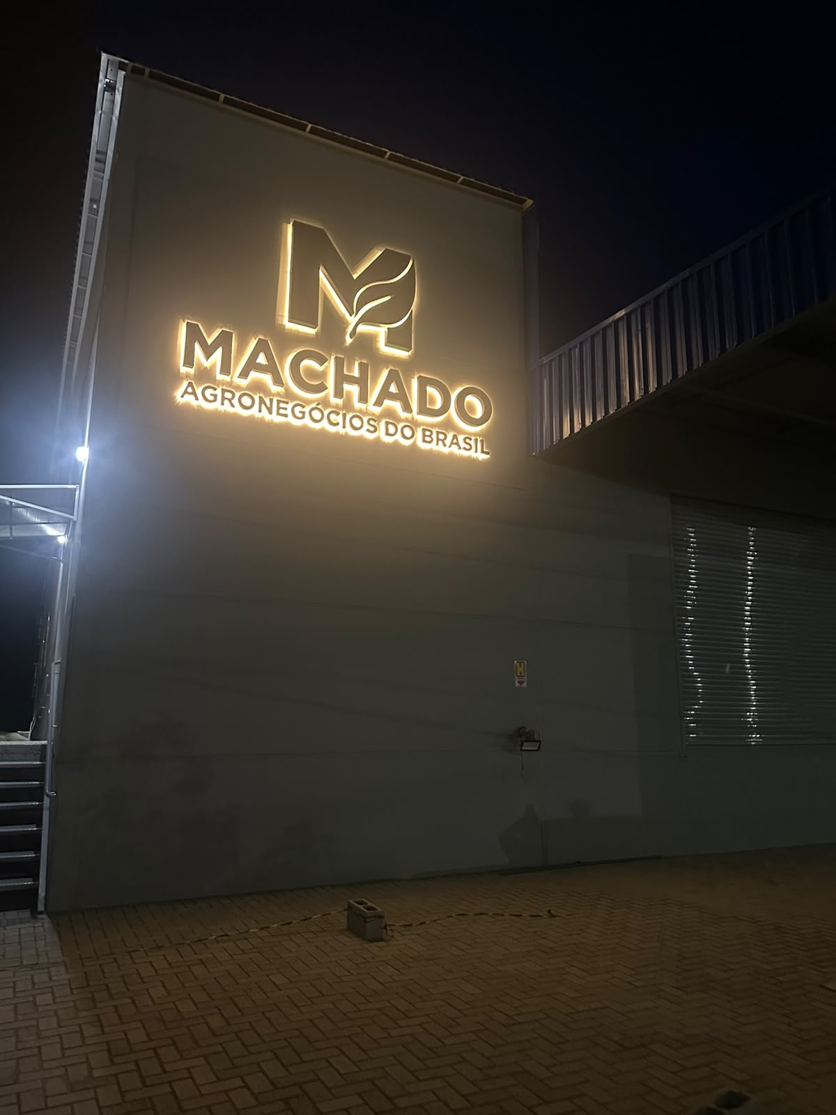 Letreiro iluminado da Machado Agronegócios do Brasil
